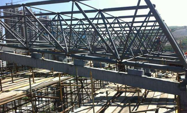 胶州简述网架公司的黑色压型钢板的吊装步履